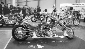 Тюнингованый мотоцикл, изготовленный на базе ”урала”, выставили на обзор в выставочном комплексе ”КиевЭкспоПлаза”. Автомастерская оставила лишь мотор серийного мотоцикла