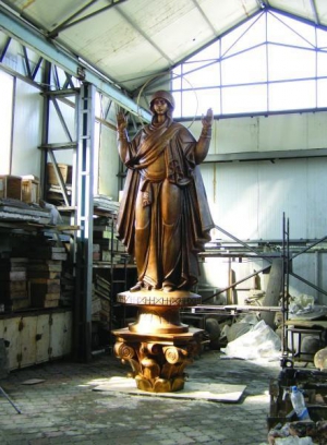 Памятник Украины-матери на складе Львовской скульптурной фабрики. Городские власти Самбора ищут 250 тысяч гривен на установление его в центре города