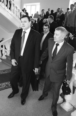 Губернатор Вінниччини Володимир Демішкан (на фото ліворуч) 7 квітня спускається із зали облдержадміністрації, де його щойно представили. Позаду йдуть чиновники, яких новий керівник області одразу покликав на першу нараду