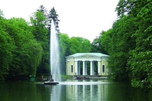 Найбільший фонтан Софіївки — ”Змія”. Вода до нього подається без допомоги насосів. Фото зроблене влітку 2009 року