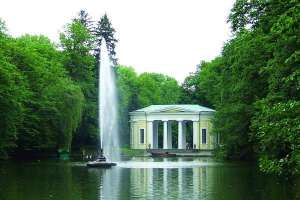 Самый больший фонтан Софиевки — ”Змея”. Вода в него подается без помощи насосов. Фото сделано летом 2009 года