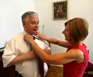 Марія Качинська допомагає чоловікові Леху зав'язати краватку в їхньому помешканні у Варшаві 24 серпня 2005-го року - за два місяці до виборів президента, на яких він переміг