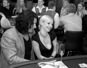 Музыкант Влад обнимает модель Наталию Окунскую в столичном покерном клубе ”Крещатик”. Ради нее он собирается переехать в Киев из Лос-Анджелеса