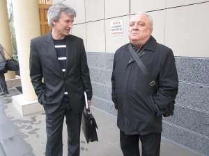 Володимир Оленцевич (зліва) і Анатолій Соловйов біля будівлі суду у середу, 21 квітня