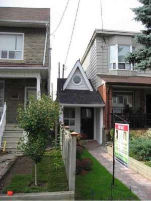 Самый маленькй дом Канады шириной в два метра возвели в 1912 году как гараж. Впоследствии переделали под жилье, которое сдавали эмигрантам