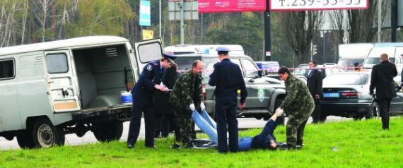 Тело погибшего водителя такси Алексея Чижикова переносят в санитарную машину на Харьковской площади в Киеве. От столкновения с микроавтобусом он погиб мгновенно