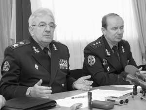 Главнокомандующий Вооруженных сил Украины генерал Иван Свида (слева) и командующий Воздушных сил генерал-полковник Иван Руснак на брифинге в Виннице