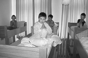 У дитячому садку ”Бузкове гніздо” у місті Городенка на Івано-Франківщині дошкільнята моляться перед денним сном. Молитву діти запам’ятали, коли вихователька читала її вголос