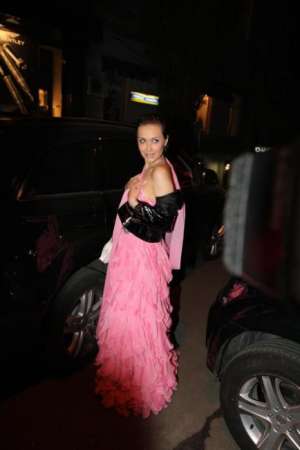 Співачка прийшла на вечірку за дрес-кодом, в рожевій сукні
