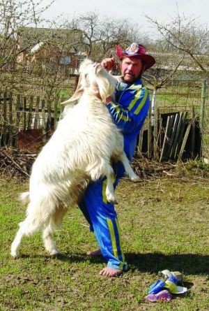 Вінничанин Валерій Тирса показує свого козла Вано, якого водив під облдержадміністрацію. Валерій — колишній чемпіон України з вільної боротьби, 23 роки працював у ВІнницькому педуніверситеті. Нині розводить кіз, називає їх іменами політиків і спортсменів