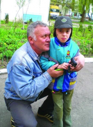Володимир Брицко (ліворуч) із сином Михайлом біля дитячого садка в Івано-Франківську