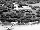 Вілла прем’єр-міністра Італії Сільвіо Берлусконі на острові в Іонічному морі має площу 600 квадратних кілометрів. Вона обгороджена триметровим парканом та охороняється військами
