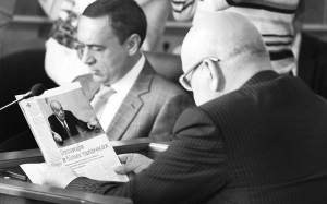 Нардеп от блока НУ-НС Геннадий Москаль на согласительном совете в понедельник читает свое интервью в журнале под названием ”Оппозиция в белых тапочках”