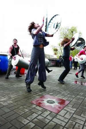 Музыканты из британского коллектива ”Стомп” репетируют на площадке перед столичным Международным центром культуры и искусств