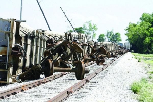 В окрузі Медісон вітер перекинув потяг і пошкодив лінії електропередач. Рятувальники кажуть, знадобиться щонайменше тиждень, щоб відновити рух поїздів