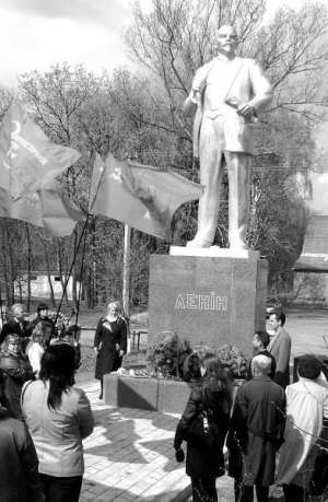 Памятник Ленину на площади у дома культуры в городе Погребище Винницкой области. 22 апреля его открыли после реставрации. По просьбе религиозной общины монумент Ильичу перенесли на два километра из центра города