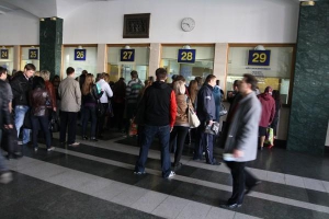 Семиметровые очереди на железнодорожном вокзале в Киеве 23 апреля