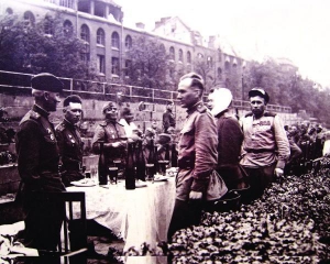 9 мая 1945 года в Берлине за общим столом победу празднует 302-й гвардейский зенитно-артиллерийский полк имени Богдана Хмельницкого и Александра Невского. На столах было вино, хлеб, каша, борщ, картошка в ”мундирах” и американская консерва