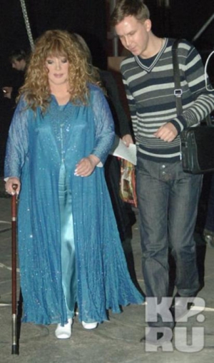 Пугачева с представителем Первого канала Дмитрием Коровкиным. 2008 год