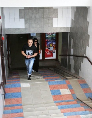 Підземний перехід на зупинці Меблевий магазин у Полтаві відремонтували в березні цього року. Раніше він був зачинений. Місцеві використовували його як туалет. Відразу після ремонту в переході облаштувалися підприємці