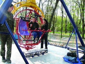 Работники фирмы ”Подолье ТМВ” тестируют карусель ”Лопинг-квадра” в Центральном парке Винницы