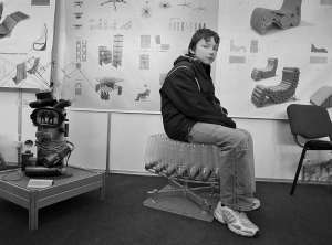 Девятиклассник львовской школы-интерната №2 Андрей Юркевич пробует, удобно ли сидеть на самодельном пуфе из пластиковых бутылок. В пятницу он пришел во Дворец искусств на выставку изобретений 