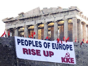 У вівторок Комуністична партія Греції вивісила біля Акрополя два плакати грецькою і англійською із закликом ”Народи Європи, піднімайтеся”