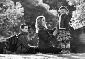 Львів’янка Ліліана Кудрик гуляє зі своєю донькою Глорією та сином Дмитром. Вона радить часто хвалити дітей, вибачатися перед ними, уникати конфліктів у сім’ї та нецензурних слів