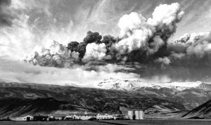 Облако пепла из исландского вулкана Эйяфьятлайокудль движется над Альпами. Ученые говорят, что до конца мая она рассеется над Средиземным морем