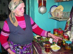 Галина Чужбенко із Полтави наливає чай у кухні. У неї троє дітей. Доньки Тамара й Елеонора живуть у Полтаві, син Микола — на Донеччині
