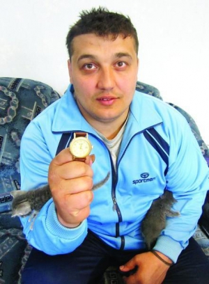 Силач Дмитрий Халаджи показывает часы, которые ему подарил российский премьер-министр Владимир Путин. Дмитрий не носит их, потому что с ними неудобно тренироваться