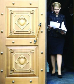 Экс-премьер Юлия Тимошенко выходит из следственного управления Генпрокуратуры в среду. Ей вручили повестку на допрос 17 мая как подозреваемой по уголовному делу за взяточничество