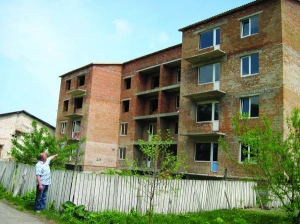 Инженер-строитель Николай Монастырский показывает 24-квартирный дом в поселке Верхнячка Христиновского района. В большинстве квартир уже вставлены пластиковые окна