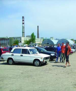 Самый большой выбор на автомобильном рынке в Черкассах по субботам. Пригоняют на продажу до 400 машин. Половину продают владельцы, остальные — перекупщики