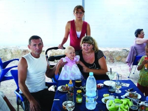 Сергій Яковлєв живе та працює в іспанському місті Торрев’єха. Має дружину та двох дочок. Втратив роботу на будівництві, рік пробув у відпустці по догляду за дитиною. Дружина працює в ресторані. Її зарплата впала, бо залежить від виторгу. Через малі доходи