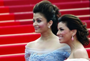 Болливудская актриса Айшвария Рай (слева) и голливудская актриса Ева Лангория на красной дорожке Каннского кинофестиваля. Он начался в эту среду во Франции