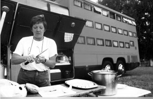 Сніданок та вечерю в пересувних готелях ”Рутел турз” готують кухарки-стюардеси. Харчі закуповують на придорожніх ринках