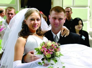 Співачку Наталю Валевську тримає на руках її чоловік і продюсер Володимир Пригладь у центральному РАЦСі міста Хмельницький. Вони одружилися 2003-го. Повінчалися через три роки