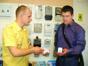Работник инженерно-технического центра ”Энергоучет” Виталий Козаченко (слева) в помещении офиса в Виннице показывает образцы продукции Павлу Скальскому. Устройство защитного отключения убережет дом от пожара при повреждении изоляции электрооборудования