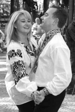 Колишній губернатор Олександр Домбровський танцює з дружиною Іриною на весіллі доньки Тетяни в ресторані ”Казка”. Там святкували другий день весілля. Гості і наречені були одягнені у вишиванки
