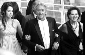 Французский актер Ален Делон с дочерью Аннушкой (слева) и актрисой Клаудиа Кардинале на красной дорожке 63-го Каннского кинофестиваля