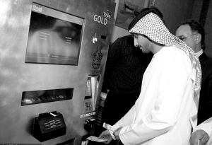 Гость гостиницы ”Дворец Эмиратов” в Абу-Даби покупает слиток золота 999-й пробы весом 10 граммов. В банкомат вкладывает наличные