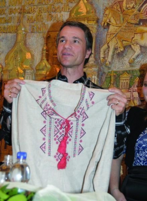 Фанаты французского певца Брюно Пельтье подарили ему вышиванку. Он понимает русский язык и пообещал выучить украинский