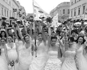 П’ятдесят жінок у весільних сукнях на другому параді наречених 23 травня в Одесі. Серед п’яти вагітних, які прийшли, одна — на восьмому місяці