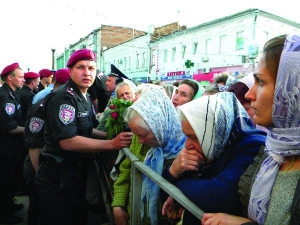 Спецпідрозділ міліції ”Грифон’’ загородив турнікетами дорогу до Спасо-Преображенського кафедрального собору в Сумах. Вірян не пускали до храму, доки там були міські та обласні чиновники