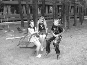 Школярі граються на подвір’ї дитячого оздоровчого табору ”Сосонка” у Мельниках Чорнобаївського району в червні 2008 року. Табір був улюбленим місцем відпочинку ще за радянських часів 