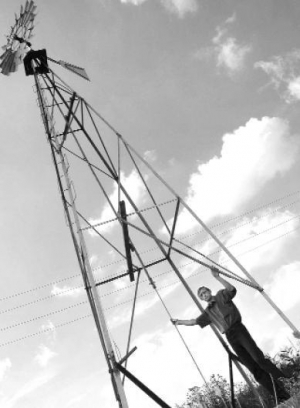 Леонід Ратушняк, керівник комунгоспу ”Северинівське” у селі Северинівка на Вінниччині, показує вітряк, який викачує воду з-під землі. Завдяки цьому селяни мають її у кранах
