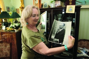 Удова Тарапуньки — Юлія Тимошенко показує одим з улюблених  фотопортретів свого чоловіка. Він помер 1986 року від інфаркту після гастролей до Ужгорода