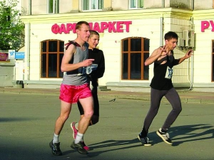 22-летний Виталий Бондарчук (слева), 23-летний Виктор Тимощук и Тарас Пелешок, 21 год, за три метра до финиша — на центральной площади Тернополя. Эти участники марафона всю дистанцию бежали вместе. До финиша добрались за 12 часов семь минут