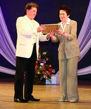 На прошлой неделе жене президента Людмиле Янукович вручили диплом почетного члена клуба ”Интеллигент” в лицее при Донецком госуниверситете